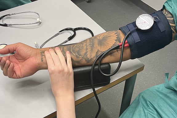 Studenter mäter blocktryck på varandra. Foto:RKH