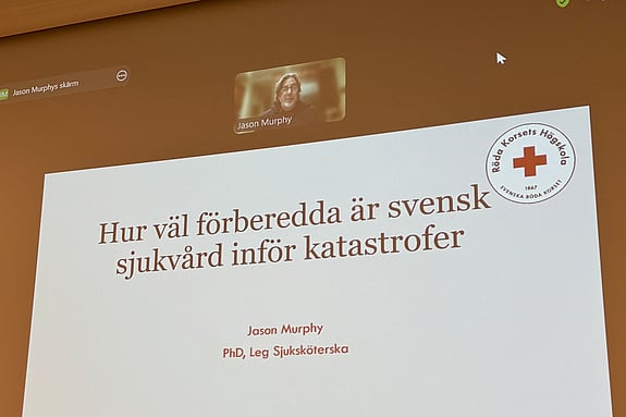 Jason Murphy, lektor vid Röda Korsets Högskola, höll en digital föreläsning.