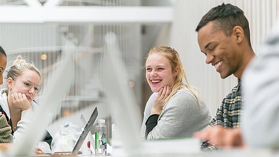 Bild på soffgrupp i lokalerna vid Röda Korsets Högskola. Foto: RKH