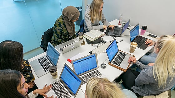 Studenter i grupprum. Foto: RKH