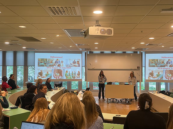 Katarina Brochard, Cecilia Häckter-Ståhl och Hanna Gabrielsson välkomnar deltagarna till VFU-dagen 2025. Foto: RKH