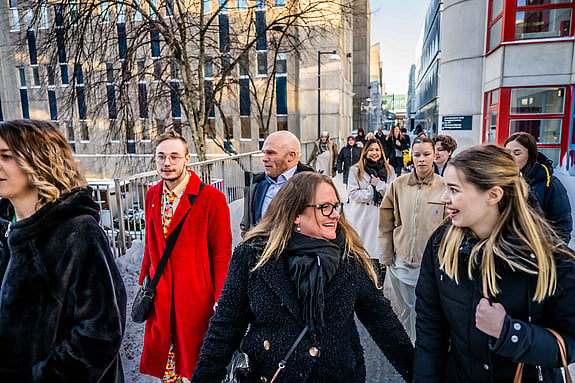 Studenter påväg till examens högtiden
