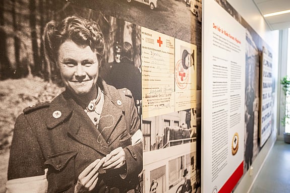 Margareta Björcke på bild vid utställning vid Röda Korsets Högskola. Foto: Jenny Frejing