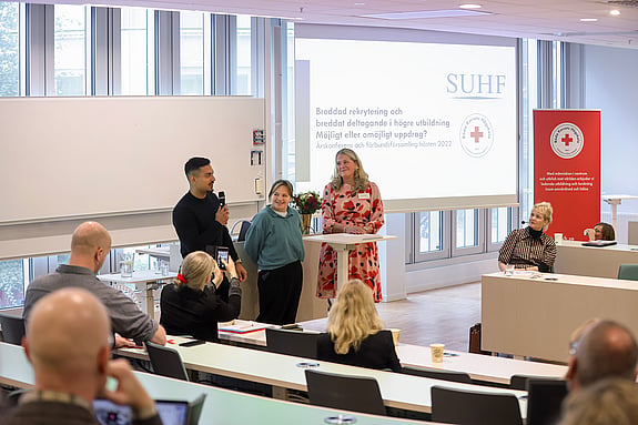 Sjuksköterskestudenterna Mojje och Marlene intervjuas av Susanne Georgsson, rektor vid Röda Korsets Högskola. Foto: Sören Andersson