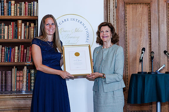 H.M. Drottning Silvia och pristagaren Caroline Bjarnevi. Foto: Yanan Li