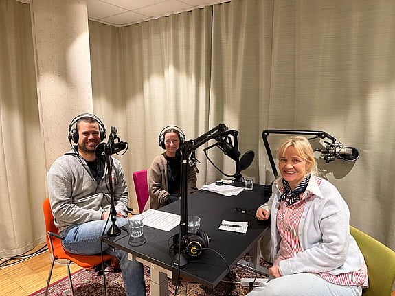 Inspelning av podcast med Jacob Lindroos, adjunkt vid Röda Korsets Högskola, Beata Molin, lektor vid Röda Korsets Högskola och journalisten Gabriella Ahlström. Foto: RKH