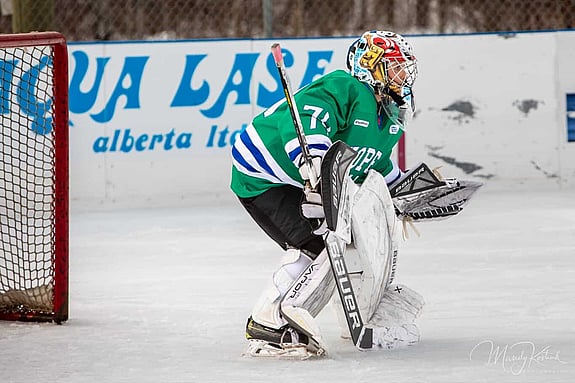 Maria Niinimaa står i målet under världens längsta hockeymatch. Photo: Mandy Kostiuk